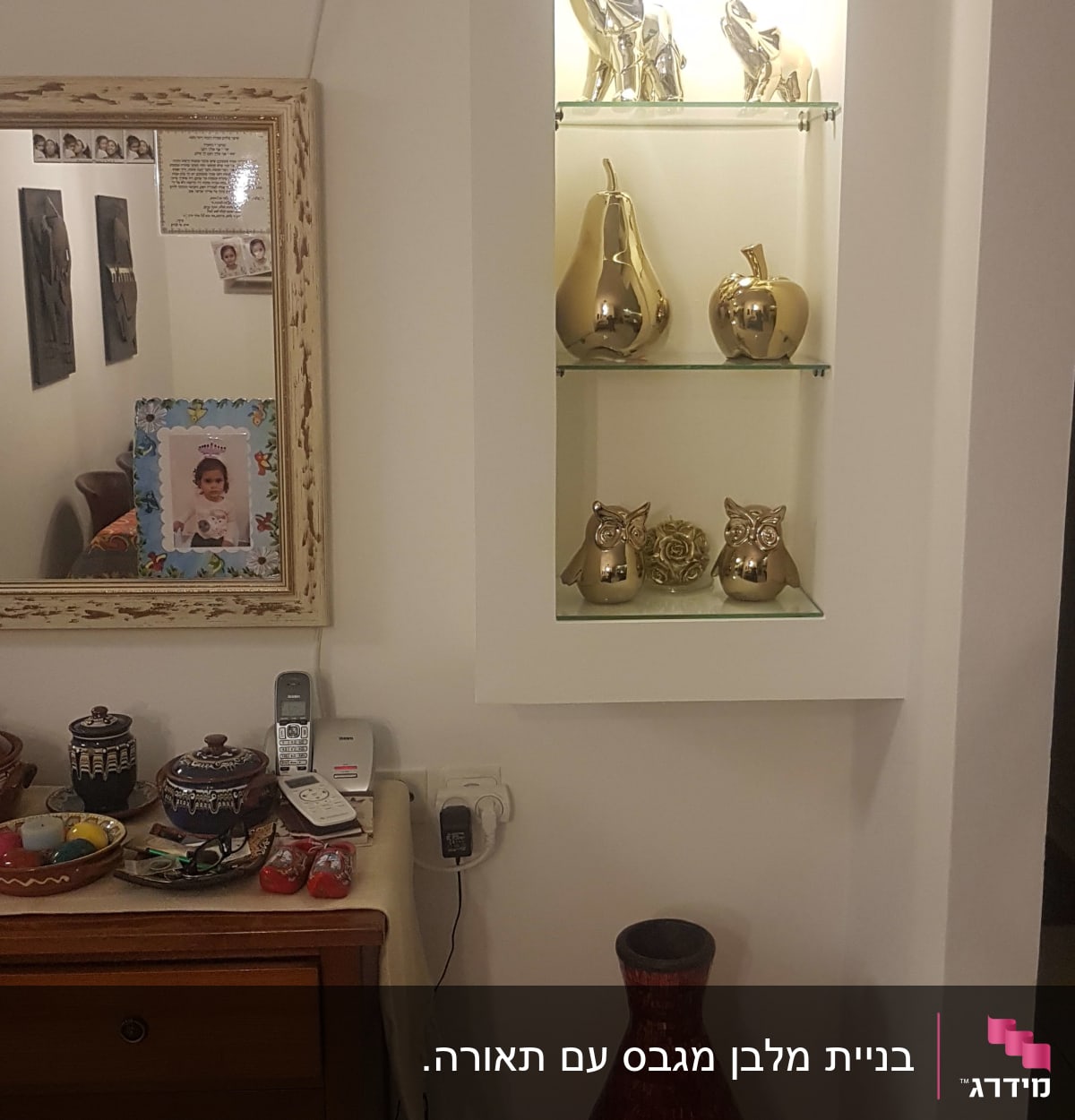 מדף גבס עם פסלונים מוזהבים של פירות וינשופים